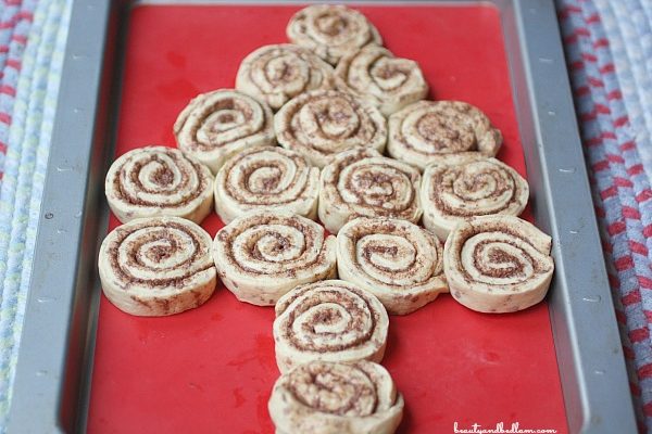 SO fun!! Easy Christmas Tree made out of Cinnamon Rolls